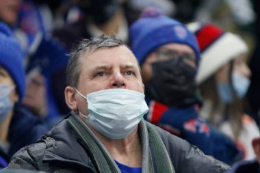 Koronavirüse karşı koruyucu maskeler takan seyirciler, SKA Saint Petersburg ile CSKA Moskova arasındaki Kontinental Hokey Ligi 'nin 2021-22 KHL sezonunda Buz Spor Sarayı' nda görüldü.