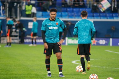 Saint Petersburg, Rusya - 8 Aralık 2021: Futbol, UEFA Şampiyonlar Ligi. H. Zenit grubu Chelsea 'ye karşı. Oyuncu Reece James 