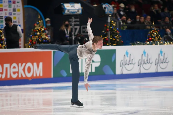 Saint Petersburg, Rusya - 24 Aralık 2021: Rus milli takımı 2022 Artistik Patinaj. Erkekler Serbest Patinaj. Alexander Samarin