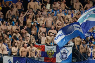 Saint Petersburg, Rusya - 03 Aralık 2021: Basketbol. Euroleague 2021-2022, BC Zenit vs Crvena Zvezda. Hayranlar, fc zenit, futbol, futbol, club, zenit, fan, turn, izleyiciler, fanatikler, çıplak, soyunmuş, sektör, fan, football, fan, fan
