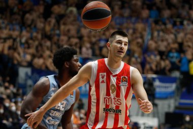 Saint Petersburg, Rusya - 03 Aralık 2021: Basketbol. Euroleague 2021-2022, BC Zenit vs Crvena Zvezda. Basketbol kulübü Luka Mitroviç 'in oyuncusu