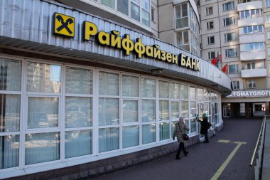 Raiffeisen Bank International 'ın logosu, Rusya' da, St. Petersburg 'da, Rus bankalarına uygulanan yaptırımlar sırasında Raiffeisen olarak bilinir..