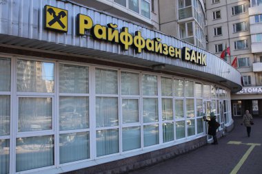 Raiffeisen Bank International 'ın logosu, Rusya' da, St. Petersburg 'da, Rus bankalarına uygulanan yaptırımlar sırasında Raiffeisen olarak bilinir..