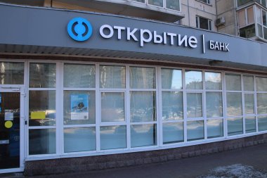 Otkritie Bankası 'nın logosu, Rusya' da bir iskan binasının Otkritie Bankası olarak bilinen, Rus bankalarına karşı yaptırımlar sırasında St. Petersburg 'da.