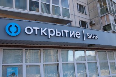 Otkritie Bankası 'nın logosu, Rusya' da bir iskan binasının Otkritie Bankası olarak bilinen, Rus bankalarına karşı yaptırımlar sırasında St. Petersburg 'da.