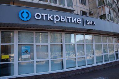 Otkritie Bankası 'nın logosu, Rusya' da bir iskan binasının Otkritie Bankası olarak bilinen, Rus bankalarına karşı yaptırımlar sırasında St. Petersburg 'da.