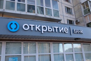 Otkritie Bankası 'nın logosu, Rusya' da bir iskan binasının Otkritie Bankası olarak bilinen, Rus bankalarına karşı yaptırımlar sırasında St. Petersburg 'da.