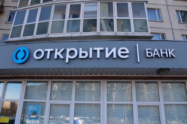 Otkritie Bankası 'nın logosu, Rusya' da bir iskan binasının Otkritie Bankası olarak bilinen, Rus bankalarına karşı yaptırımlar sırasında St. Petersburg 'da.