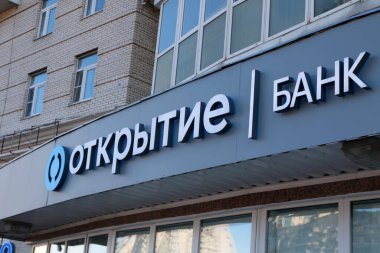 Otkritie Bankası 'nın logosu, Rusya' da bir iskan binasının Otkritie Bankası olarak bilinen, Rus bankalarına karşı yaptırımlar sırasında St. Petersburg 'da.