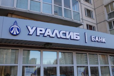 Uralsib Bankası 'nın logosu Rus bankalarına uygulanan yaptırımlar sırasında Rusya' da, St. Petersburg 'da bulunan bir konut binasının logosu..