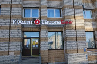 Rusya 'da, St. Petersburg' da, Rus bankalarına uygulanan yaptırımlar sırasında inşa edilen bir konut binasının kredi Avrupa Bankası logosu..