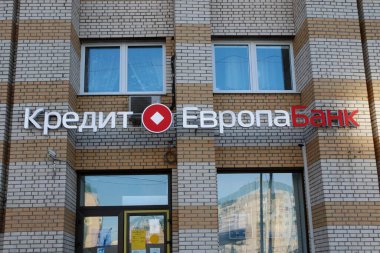 Rusya 'da, St. Petersburg' da, Rus bankalarına uygulanan yaptırımlar sırasında inşa edilen bir konut binasının kredi Avrupa Bankası logosu..