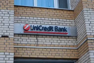 UniCredit Bank 'ın logosu Rus bankalarına uygulanan yaptırımlar sırasında Rusya' da, St. Petersburg 'da bulunan bir konut binasında..