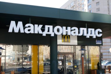Yaptırımlar sırasında St. Petersburg 'daki McDonald' s restoranının logosu..