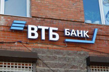 Rus bankalarına uygulanan yaptırımlar sırasında Rusya 'da St. Petersburg' da bulunan bir konut binasının logosu..
