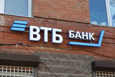 Rus bankalarına uygulanan yaptırımlar sırasında Rusya 'da St. Petersburg' da bulunan bir konut binasının logosu..