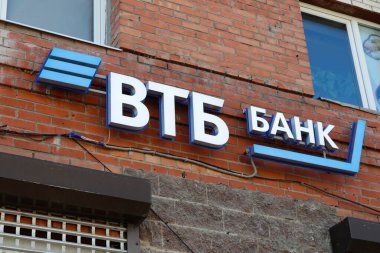 Rus bankalarına uygulanan yaptırımlar sırasında Rusya 'da St. Petersburg' da bulunan bir konut binasının logosu..