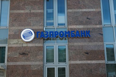 Gazprombank Bankası 'nın logosu Rus bankalarına uygulanan yaptırımlar sırasında Rusya' da, St. Petersburg 'da bulunan bir konut binasının logosu..