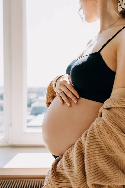 Close Van Een Zwangere Vrouw Die Bij Het Raam Staat — Stockfoto