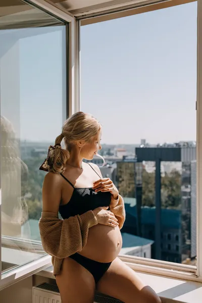 Zwangere Vrouw Thuis Zittend Een Vensterbank Door Een Open Raam — Stockfoto