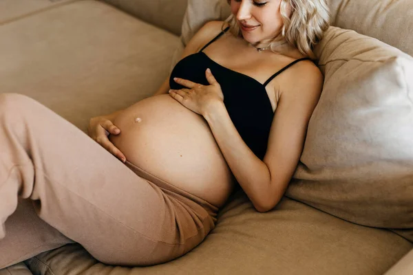 Femme Enceinte Portant Des Vêtements Confortables Maison Couchée Sur Canapé — Photo