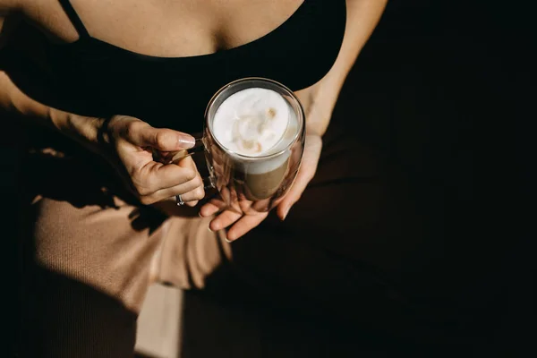 Close Uma Mulher Segurando Uma Xícara Café Com Espuma Luz — Fotografia de Stock