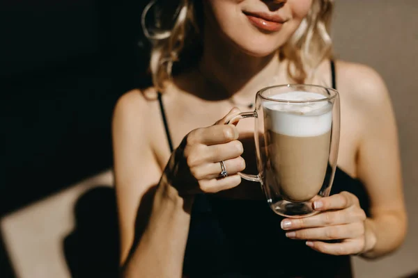 Fechar Uma Mulher Segurando Uma Xícara Transparente Café Com Latte — Fotografia de Stock