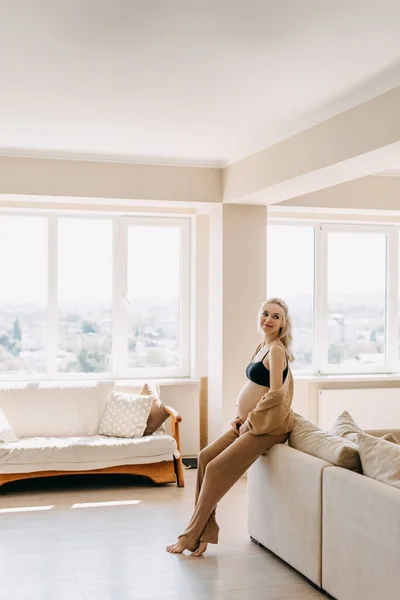 Schwangere Gemütlicher Hauskleidung Sitzt Auf Einem Sofa Luftigen Interieur Voller — Stockfoto
