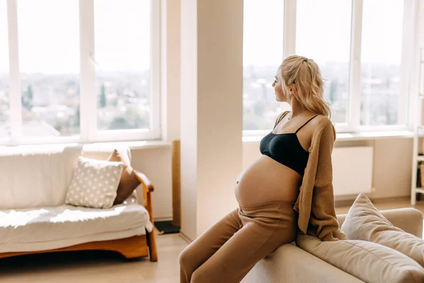 Zwangere Vrouw Draagt Gezellige Huiskleding Zittend Een Bank Een Licht — Stockfoto