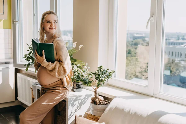 Mujer Embarazada Vistiendo Ropa Casa Acogedora Leyendo Libro Sonriendo — Foto de Stock