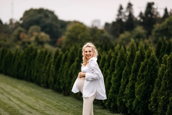 Blondynka Ciąży Spacerująca Zielonej Trawie Parku Uśmiechnięta — Zdjęcie stockowe