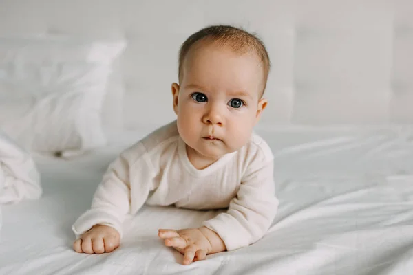 Beş Aylık Bebek Yüzüstü Yatıp Ciddi Bir Yüz Ifadesi Takınıyor — Stok fotoğraf