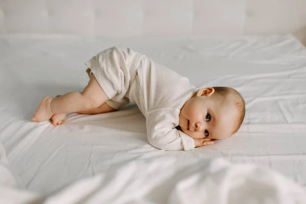 Beş Aylık Bebek Yüzüstü Yatıp Geri Dönmeye Çalışıyor — Stok fotoğraf