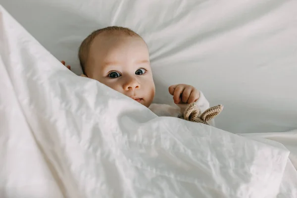 Κοντινό Πλάνο Ενός Μωρού Καλυμμένο Λευκή Μαλακή Κουβέρτα Κοιτάζοντας Την — Φωτογραφία Αρχείου