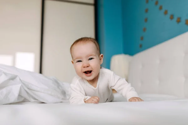 Mutlu Bebek Karın Üstü Yatıp Gülüyor — Stok fotoğraf