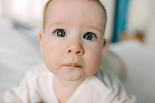 Κλείσιμο Του Προσώπου Ενός Μωρού Μεγάλα Μπλε Μάτια — Φωτογραφία Αρχείου