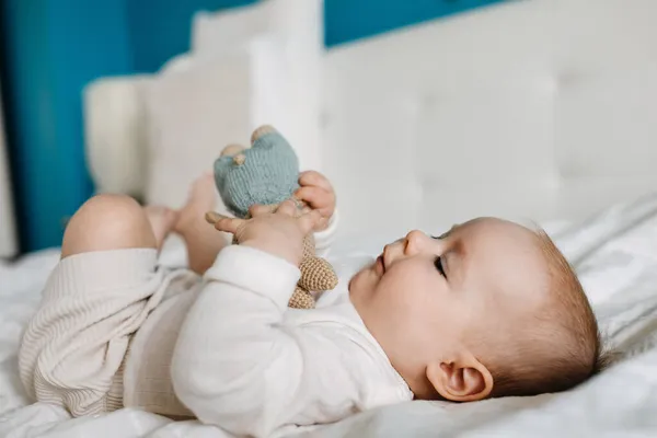 Fem Månader Gammal Baby Liggande Sängen Leker Med Leksak — Stockfoto