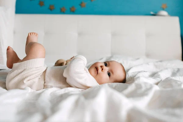 Πέντε Μηνών Μωρό Ξαπλωμένο Στο Κρεβάτι Λευκό Σεντόνι Ντυμένο Λευκά — Φωτογραφία Αρχείου