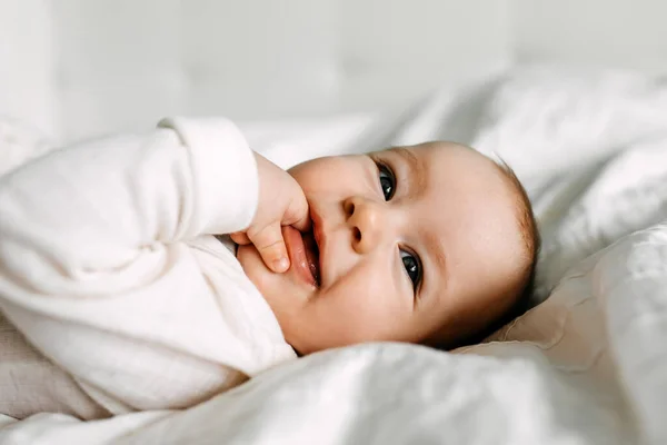 Großaufnahme Eines Glücklichen Babys Das Bett Liegt Lächelt Und Finger — Stockfoto