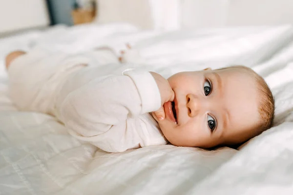 Fechar Bebê Feliz Deitado Cama Sorrindo Chupando Dedos — Fotografia de Stock