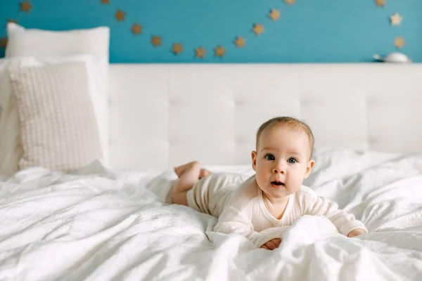 Cinco Meses Idade Bebê Deitado Cama Barriga Lençol Branco Olhando — Fotografia de Stock