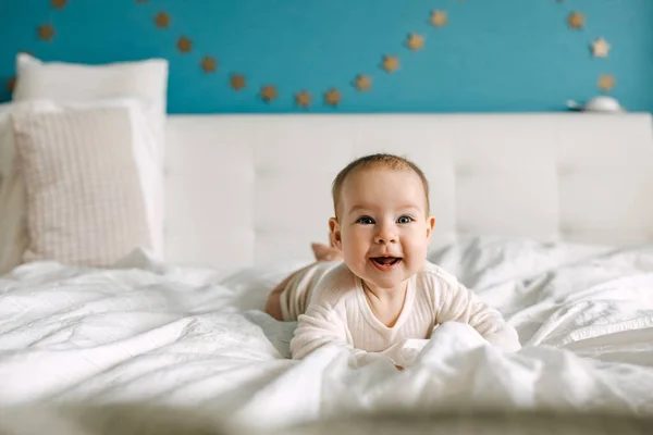 Cinco Meses Idade Bebê Deitado Cama Barriga Lençol Branco Rindo — Fotografia de Stock