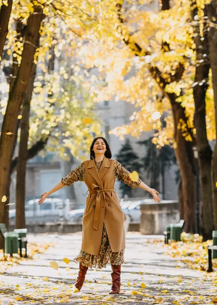 Jovem Feliz Dançando Beco Com Árvores Amarelas Parque Dia Quente — Fotografia de Stock