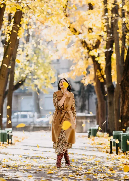 Gelukkige Jonge Vrouw Wandelen Een Steegje Met Gele Bomen Een — Stockfoto