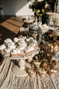 Lokantada şekerleme masası ve farklı tatlılar..