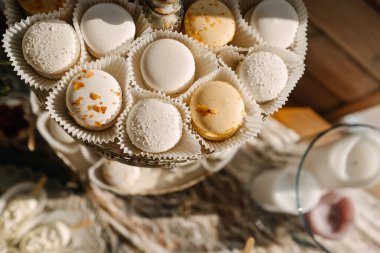 Lokantadaki bir çikolatadaki farklı badem kurabiyelerinin yakın çekimi..