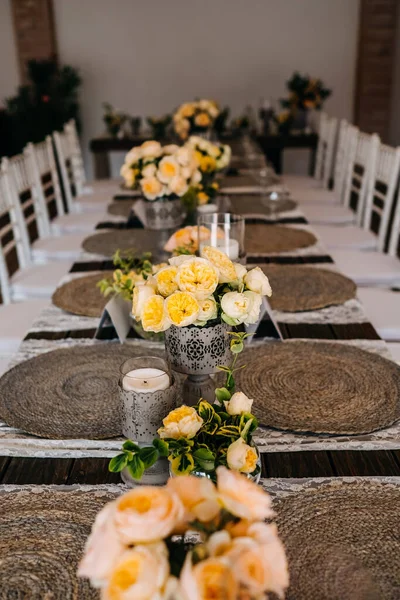 Bir Restoranda Sade Bir Düğün Için Dekore Edilmiş Bir Masa — Stok fotoğraf