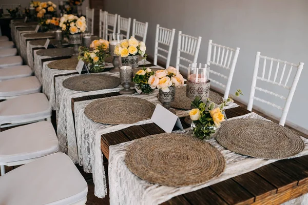 Mesa Decorada Restaurante Para Uma Festa Casamento Estilo Rústico Com — Fotografia de Stock