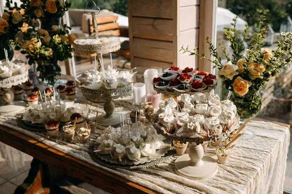 Düğünde Çiçek Süslemeleri Olan Çikolata Masası — Stok fotoğraf