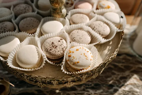 Fechar Macaroons Diferentes Uma Barra Doces Uma Festa — Fotografia de Stock